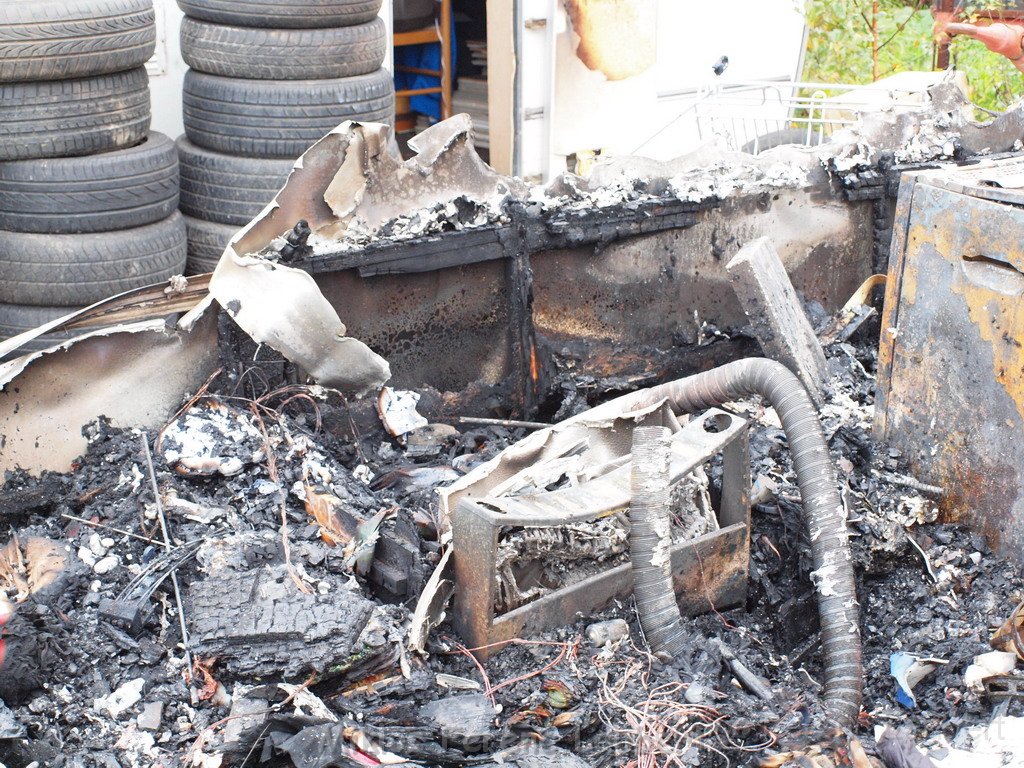 Wohnwagen ausgebrannt Koeln Muelheim Muelheimer Ring Piccoloministr P044.JPG